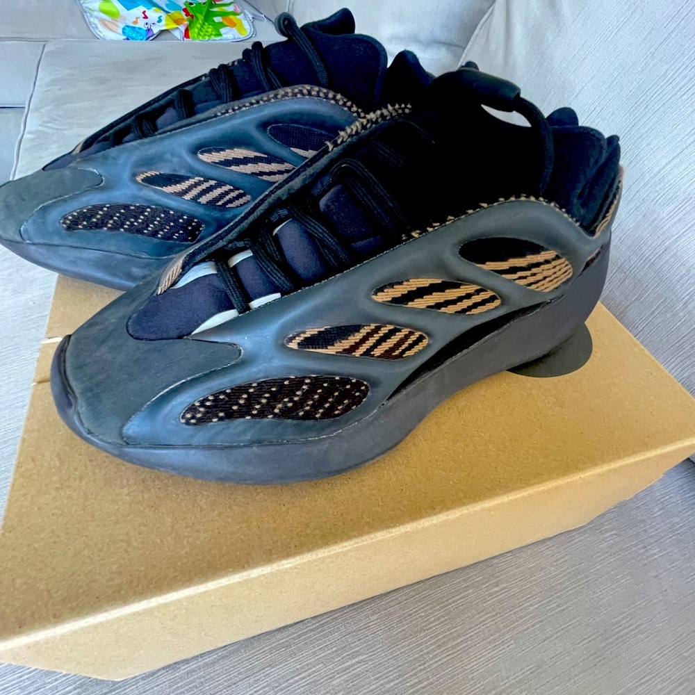 Yeezy v3 claybrown, mens 7.5 , womens 8